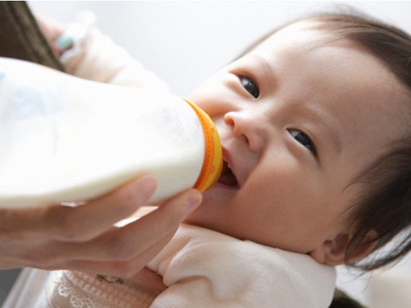 Bebeklere Süt İçirme