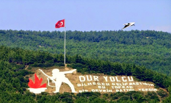 Dur Yolcu Anıtı